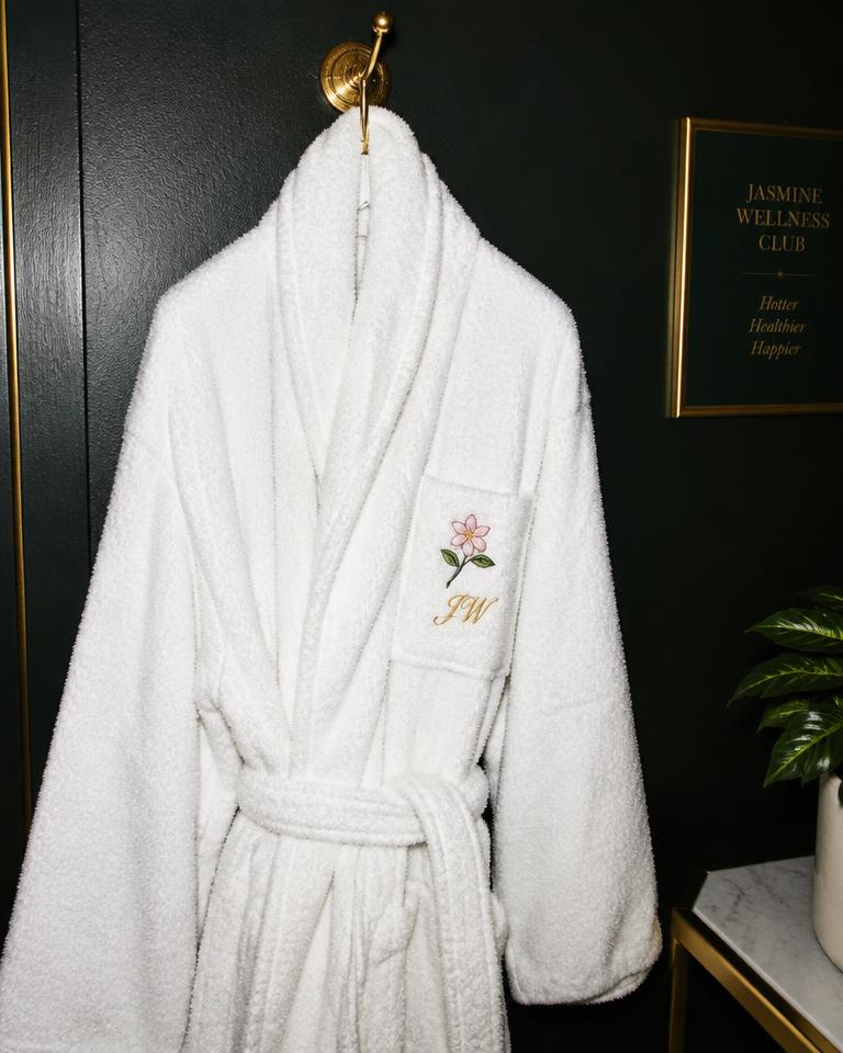 Weißer Bademantel mit gesticktem Monogramm und Jasminblüte