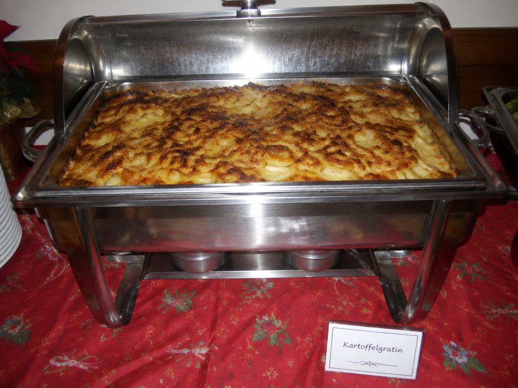 Goldbraunes Kartoffelgratin im Rechaud